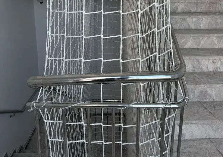 Apartman merdiven filesi, düşme risklerini önler. Vizyon File kalitesiyle güvenliği sağlayın. Hemen arayın: +90 553 254 17 16.